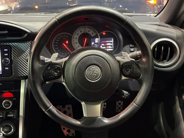 �y�����v�����X�e�A�����O�z�㎿�Ȋv���g�p���邱�ƂŁA��ɂ����������݂ƂĂ��^�]���₷���n���h���ł���