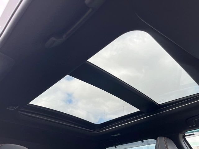【大型サンルーフ】車内の解放感が一気に上がる大型のパノラマルーフ!季節を問わず開放的で快適なドライブをお楽しみいただけます。流通量も少なく希少価値の高い人気の装備です♪