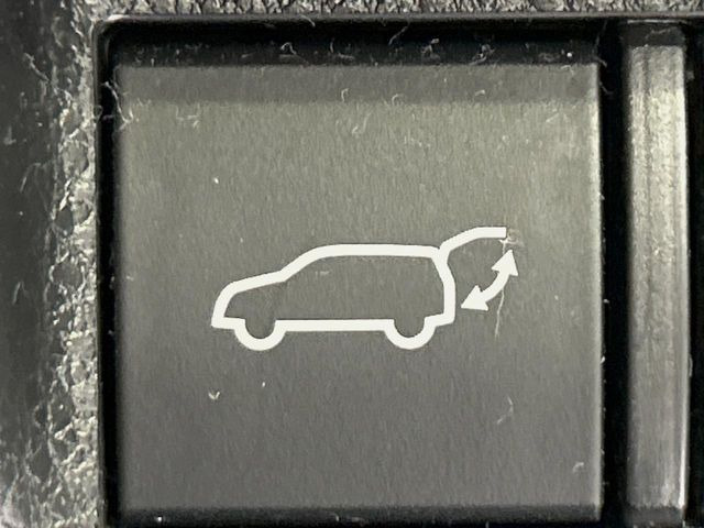 【パワーバックドア】スマートキーや運転席のボタンを押すだけでリアゲートが自動で開閉します!荷物を持っている時や、高い位置にあるバックドアを閉める際に便利な機能です♪