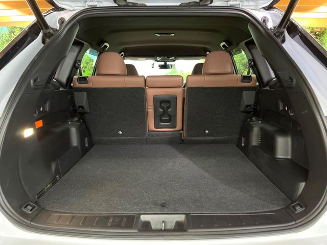 ���i�̂���������ʋ΁A���}���ɏ\���ȉ׎��X�y�[�X���m�ۂ��Ă���܂��B�Z�J���h�V�[�g��|���ƁA�傫�ȉו��̐ύڂ��\�ł���