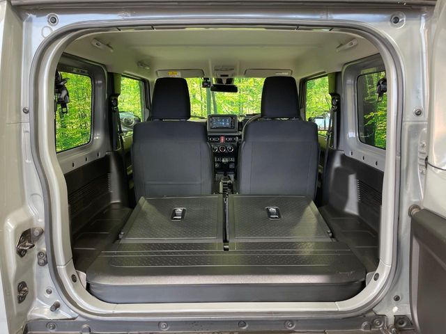 広々とした2列目シートは居住性が高く、居心地も快適!友達や家族とのお出かけにぴったりです。ベビーシートやチャイルドシート使用時も快適にお過ごしいただける十分な空間を確保しています。