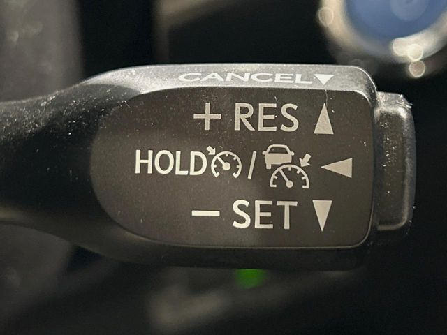 【レーダークルーズコントロール】高速道路での長距離走行が楽に!!自動で速度を保つクルーズコントロールが、衝突軽減システムと連携し、前方の車両を感知して車間を保つように速度調節してくれます!!