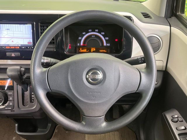 �C���e���A�ɍ��킹���f�U�C���̃X�e�A�����O�́A�^�]�������̂��Ƃ��l���A�^�]���₷���`��A�傫���ł��B�����x�A���ۂɐG���Ă��m���߂��������B