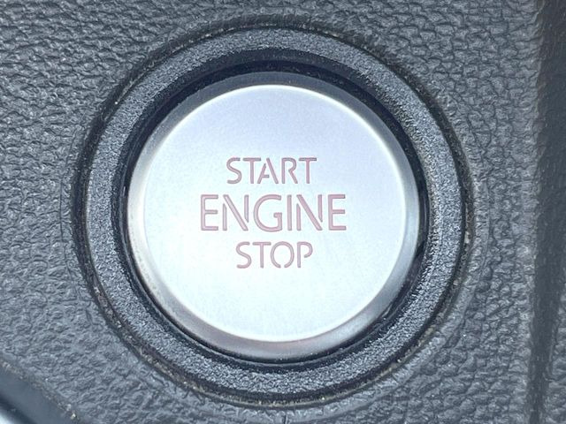 ●スマートエントリー:鍵を持っているだけで、ドアロック解除・施錠からエンジンスタートまで操作できる便利な機能です!