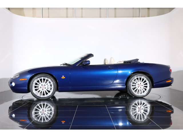 �{�f�B�T�C�Y�͑S��4795&times;�S��1850&times;�S��1305mm�ŁA�Ⴍ���C�h�ȃv���|�[�V�������X�|�[�e�B���ƈ��芴�����o���܂��B�ԗ��d�ʂ�1810kg�ŁAV8�X�[�p�[�`���[�W���[�̗͋������͐��\�ƃo�����X�悭�Z�����Ă��܂��B