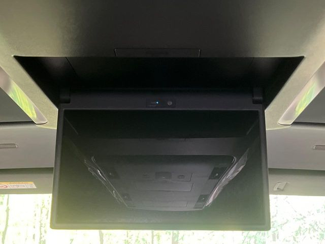 【13.2型フリップダウン】大画面モニターで後席でもエンタメをお楽しみいただけます。家族や友人とお出かけする機会が多い方に大人気です♪