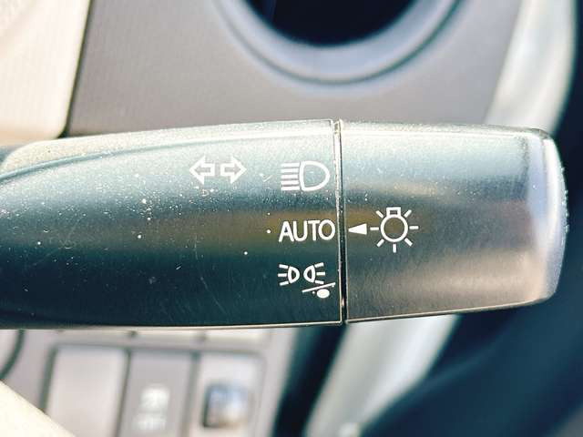 �y�I�[�g���C�g�z�ԊO�̖��邳�����m���āA�����I�Ƀw�b�h���C�g��_�����Ă���܂���g���l���𑖍s����ۂɂ��A�����I�ɓ_�����Ă���ĕ֗��ȑ�����1�ł���