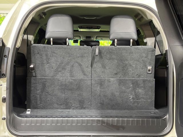 ���i�̂���������ʋ΁A���}���ɏ\���ȉ׎��X�y�[�X���m�ۂ��Ă���܂��B�Z�J���h�V�[�g��|���ƁA�傫�ȉו��̐ύڂ��\�ł���