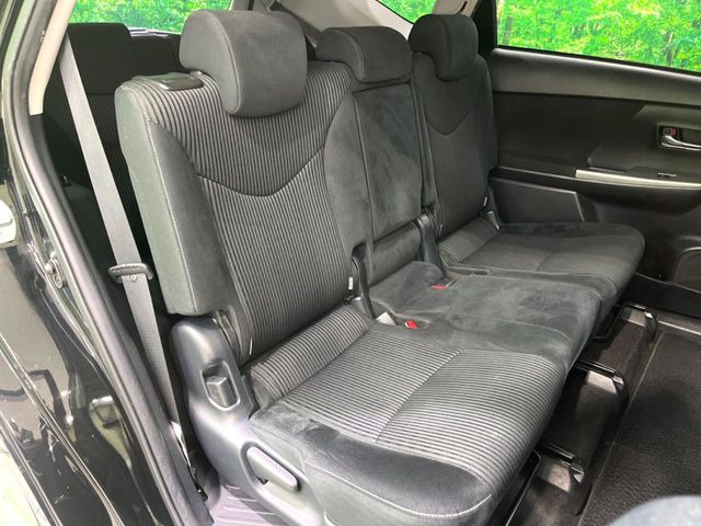 後部座席も気になるようなキズ・汚れやへたり等、大きなダメージはなく、良好な状態です。