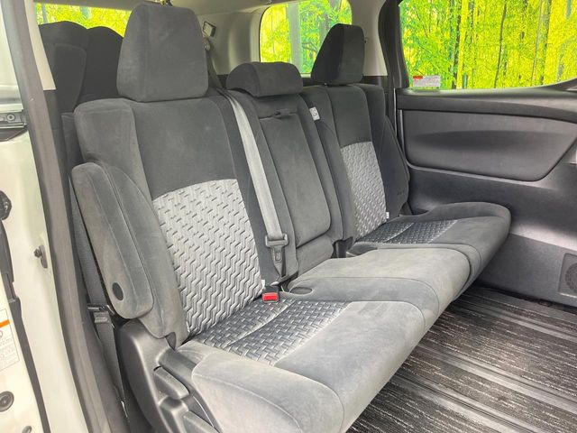 広々とした2列目シートは居住性が高く、居心地も快適!友達や家族とのお出かけにぴったりです。ベビーシートやチャイルドシート使用時も快適にお過ごしいただける十分な空間を確保しています。