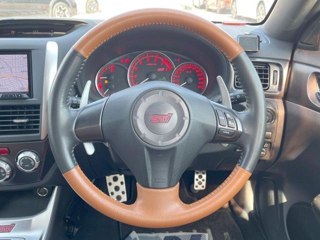 �y�����v�����X�e�A�����O�z�㎿�Ȋv���g�p���邱�ƂŁA��ɂ����������݂ƂĂ��^�]���₷���n���h���ł���