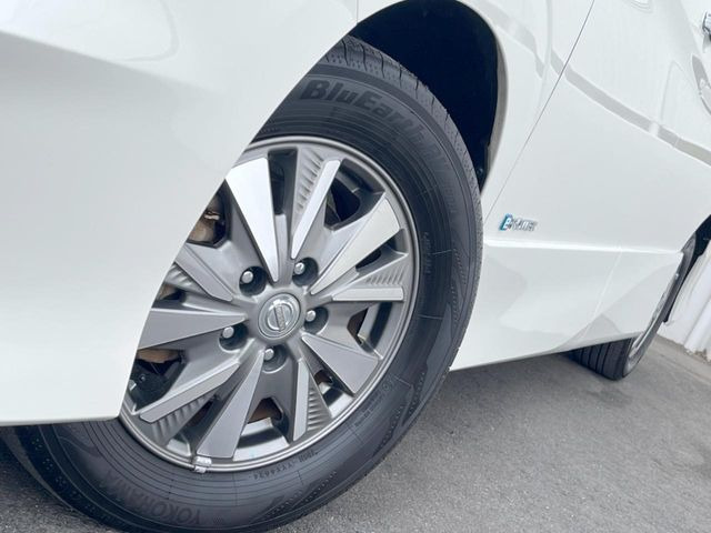 �y����15�C���`�A���~�z�C�[���z�O�ςɃ}�b�`���������A���~�z�C�[���𑕒����Ă���܂��B�e��ЊO�A���~�z�C�[����A�X�^�b�h���X�^�C�����戵�����Ă���܂��B���񂲑��k����������