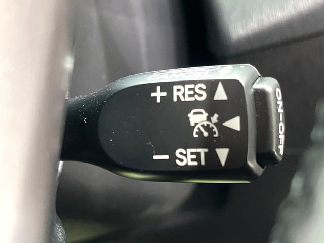 【レーダークルーズコントロール】高速道路での長距離走行が楽に!!自動で速度を保つクルーズコントロールが、衝突軽減システムと連携し、前方の車両を感知して車間を保つように速度調節してくれます!!