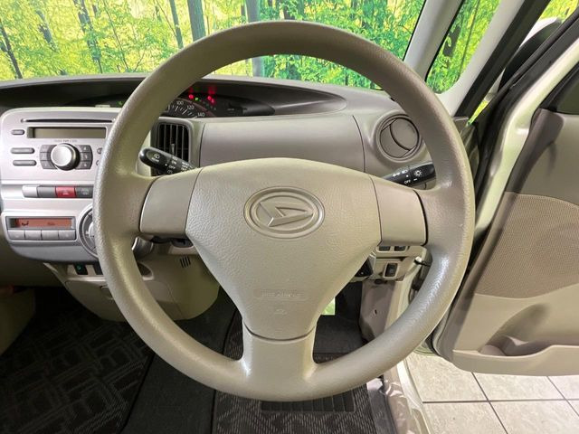 �C���e���A�ɍ��킹���f�U�C���̃X�e�A�����O�́A�^�]�������̂��Ƃ��l���A�^�]���₷���`��A�傫���ł��B�����x�A���ۂɐG���Ă��m���߂��������B