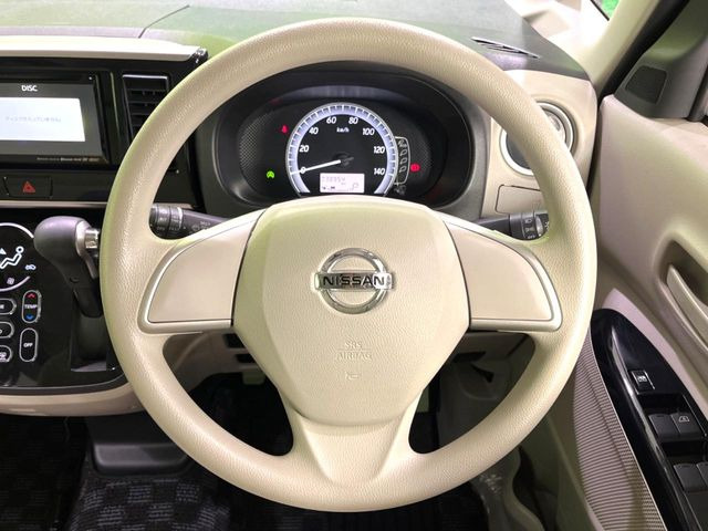 �C���e���A�ɍ��킹���f�U�C���̃X�e�A�����O�́A�^�]�������̂��Ƃ��l���A�^�]���₷���`��A�傫���ł��B�����x�A���ۂɐG���Ă��m���߂��������B