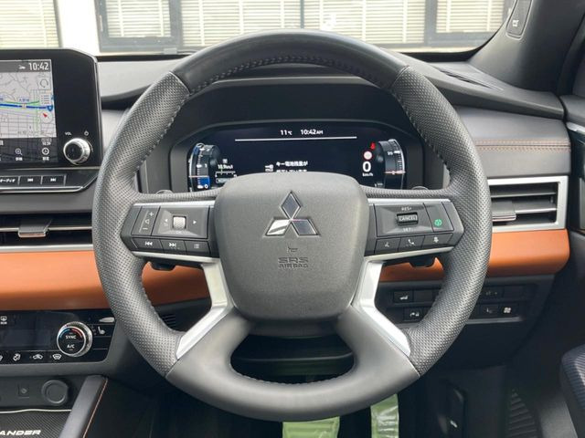 【純正革巻きステアリング】上質な革を使用することで、手にしっかり馴染みとても運転しやすいハンドルです♪