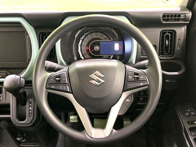 �C���e���A�ɍ��킹���f�U�C���̃X�e�A�����O�́A�^�]�������̂��Ƃ��l���A�^�]���₷���`��A�傫���ł��B�����x�A���ۂɐG���Ă��m���߂��������B