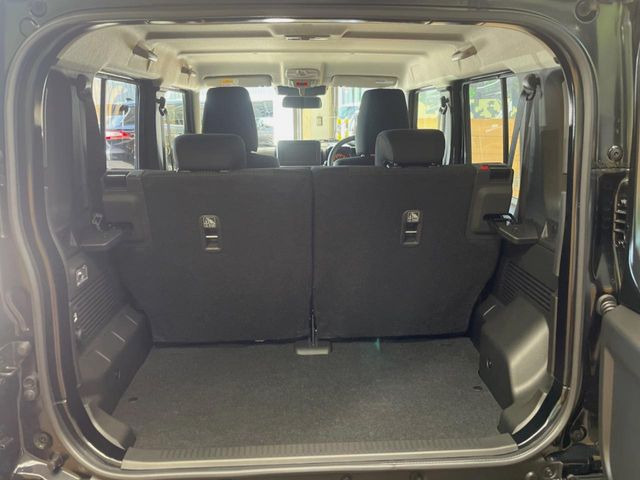 ���i�̂���������ʋ΁A���}���ɏ\���ȉ׎��X�y�[�X���m�ۂ��Ă���܂��B�Z�J���h�V�[�g��|���ƁA�傫�ȉו��̐ύڂ��\�ł���