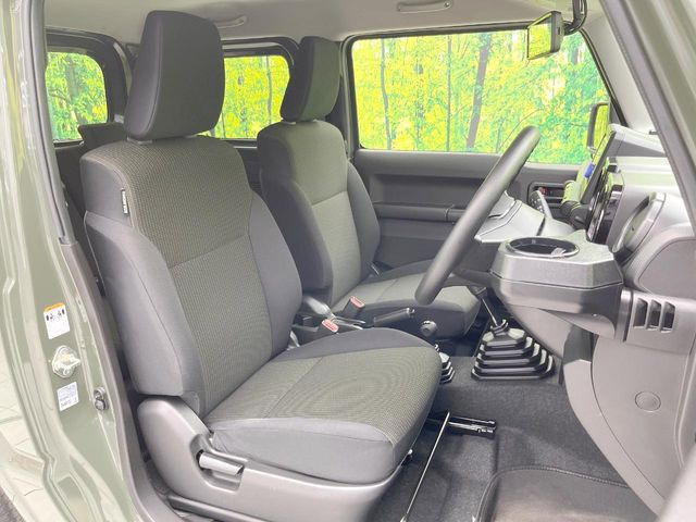 運転席まわりには十分なスペースがあり、大柄な方でもゆったり運転していただける環境です。