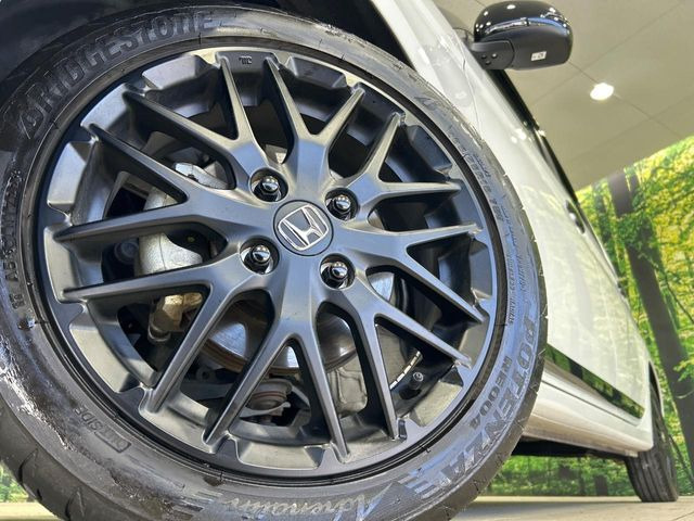 �y����15�C���`�A���~�z�C�[���z�O�ςɃ}�b�`���������A���~�z�C�[���𑕒����Ă���܂��B�e��ЊO�A���~�z�C�[����A�X�^�b�h���X�^�C�����戵�����Ă���܂��B���񂲑��k����������