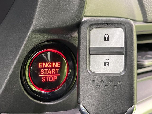 �yHonda�X�}�[�g�L�[�z�J�o����|�P�b�g�ɓ��ꂽ�܂܂ł��h�A�̎{���E�������\�ȃX�}�[�g�L�[�𑕔��B�G���W���̃I���E�I�t�����J�M�����o���K�v����������Ƃ��Ă��֗��ł���