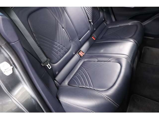 リアシートは、長時間の移動でも上質さを損なわない特別な空間。贅沢な素材と仕立てが、格別の寛ぎを提供します。