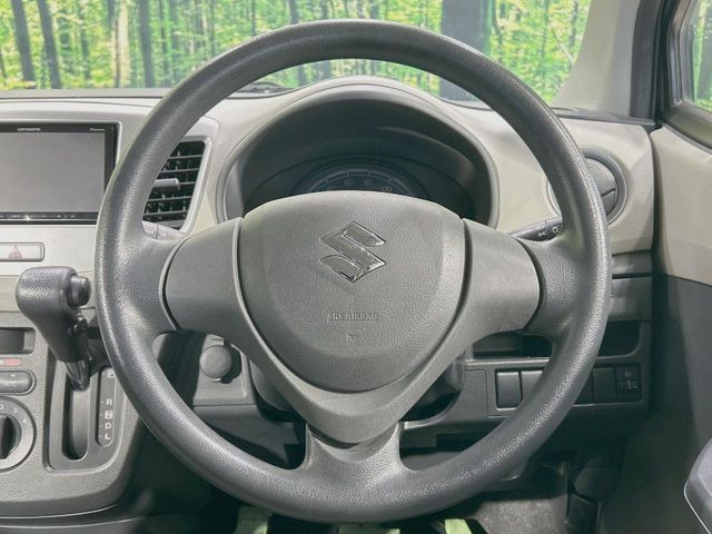 �C���e���A�ɍ��킹���f�U�C���̃X�e�A�����O�́A�^�]�������̂��Ƃ��l���A�^�]���₷���`��A�傫���ł��B�����x�A���ۂɐG���Ă��m���߂��������B