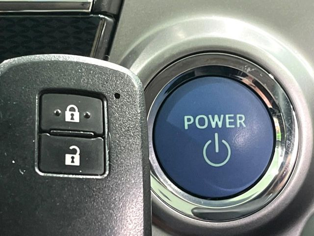 【インテリジェントキー】カバンやポケットに入れたままでもドアの施錠・解錠が可能なスマートキーを装備。エンジンのオン・オフ時もカギを取り出す必要が無いからとっても便利です♪