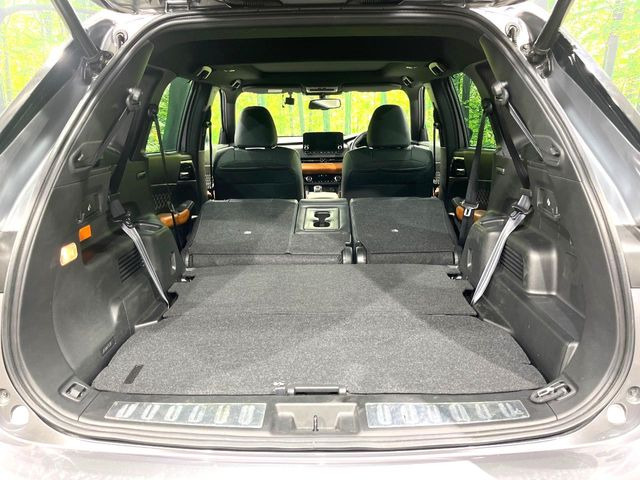 後席を格納すると、これだけの広さが!シーンに合わせたシートアレンジで、大きな荷物も積むことが出来ます♪