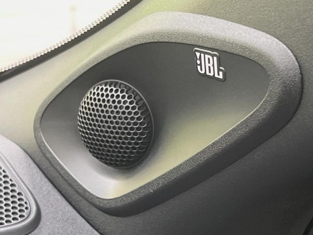 �yJBL�T�E���h�V�X�e���z���i�ʃT�E���h�V�X�e���𓋍ځB��p�̃`���[�j���O���{���ꂽ�召�l�X�ȃX�s�[�J�[����ǎ��ȃT�E���h���t�ł��A�Տꊴ���ӂ�鉹����Ԃ����o���܂��B