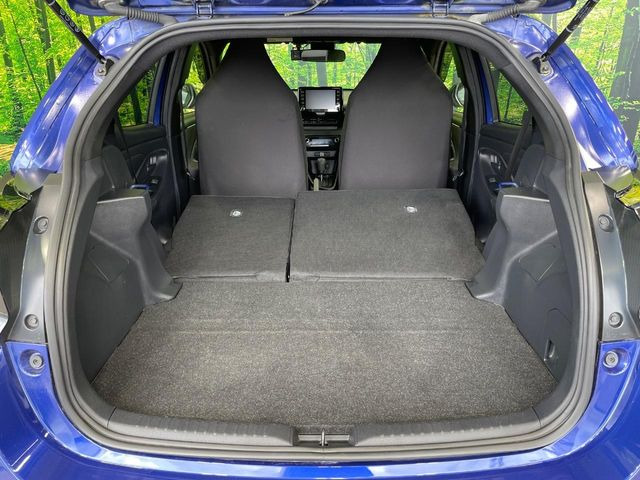 ���i�̂���������ʋ΁A���}���ɏ\���ȉ׎��X�y�[�X���m�ۂ��Ă���܂��B�Z�J���h�V�[�g��|���ƁA�傫�ȉו��̐ύڂ��\�ł���