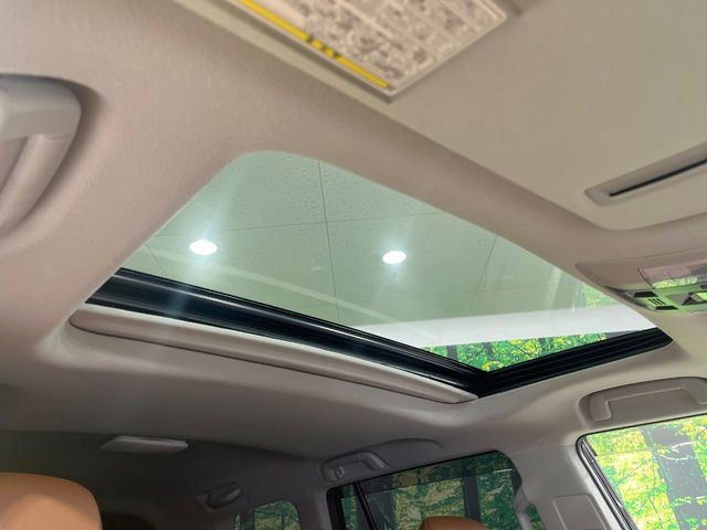 【サンルーフ】開放感たっぷりの希少装備、サンルーフが装着されています!車内に明かりを取り入れたり景色を楽しむ以外にも、車内の空気も簡単に換気できて快適です!