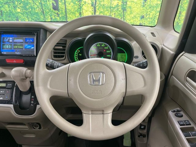 �C���e���A�ɍ��킹���f�U�C���̃X�e�A�����O�́A�^�]�������̂��Ƃ��l���A�^�]���₷���`��A�傫���ł��B�����x�A���ۂɐG���Ă��m���߂��������B
