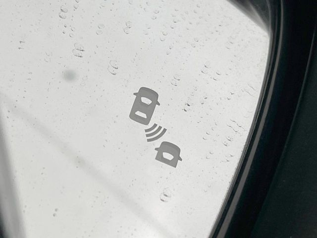 【後方車輛検知】走行中、ドアミラーの死角になりやすい箇所に後続車が接近するとサイドミラー付近に警告を表示、ドライバーに注意喚起をしてくれます。