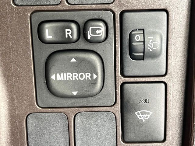 �y�d���i�[�~���[�z�T�C�h�~���[�͓d���i�[���ƂȂ��Ă���A�������ԏ�ł��L�Y�������X�N��}�����܂��B