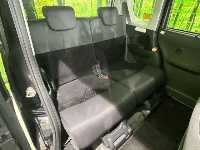 後部座席も気になるようなキズ・汚れやへたり等、大きなダメージはなく、良好な状態です。