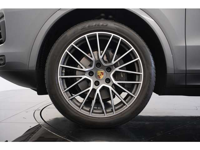 21-inch RS Spyder Design wheel���I�v�V������������Ă���A�X�|�[�e�B�[�Ȉ�ۂ�����܂��B�O���F�Ƃ̑����������ē��ꊴ������܂��B