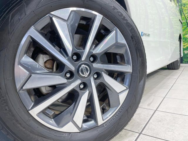 【純正16インチアルミホイール】外観にマッチした純正アルミホイールを装着しております。各種社外アルミホイールや、スタッドレスタイヤも取扱いしております。是非ご相談ください♪