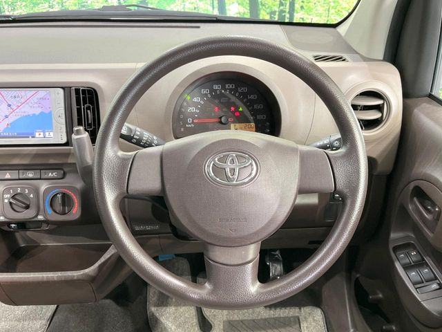 �C���e���A�ɍ��킹���f�U�C���̃X�e�A�����O�́A�^�]�������̂��Ƃ��l���A�^�]���₷���`��A�傫���ł��B�����x�A���ۂɐG���Ă��m���߂��������B