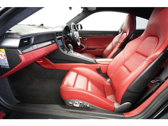 �����U�[�ɂ��ԃX�e�b�`���{����Ă���A�������ɉ����X�|�[�e�B�[�������o���Ă��܂��B