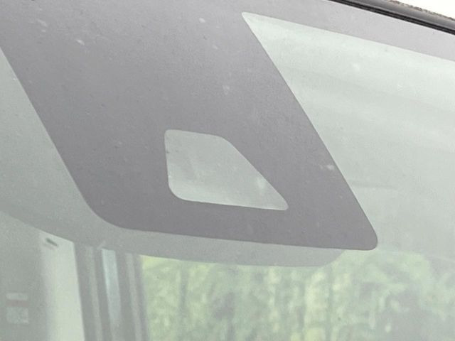 【スマートアシスト】走行中に前方の車両等を認識し、衝突しそうな時は警報とブレーキで衝突回避と被害軽減をアシスト。より安全にドライブをお楽しみいただけます。