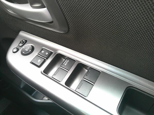 �p���[�E�B���h�E�͉^�]�Ȃ̃X�C�b�`�̂݃I�[�g�@�\����������Ă���܂��B�E�B���h�E���b�N����������Ă���̂ŁA���q�l�ƈꏏ�̎������S�ł��ˁB