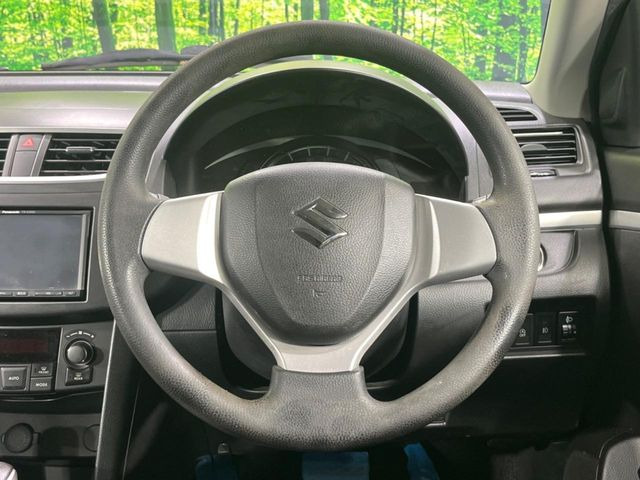 �C���e���A�ɍ��킹���f�U�C���̃X�e�A�����O�́A�^�]�������̂��Ƃ��l���A�^�]���₷���`��A�傫���ł��B�����x�A���ۂɐG���Ă��m���߂��������B