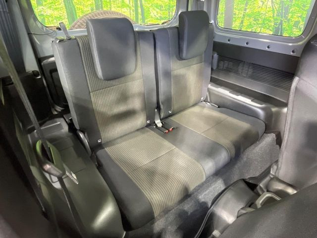 後部座席も気になるようなキズ・汚れやへたり等、大きなダメージはなく、良好な状態です。