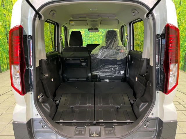 ���i�̂���������ʋ΁A���}���ɏ\���ȉ׎��X�y�[�X���m�ۂ��Ă���܂��B�Z�J���h�V�[�g��|���ƁA�傫�ȉו��̐ύڂ��\�ł���