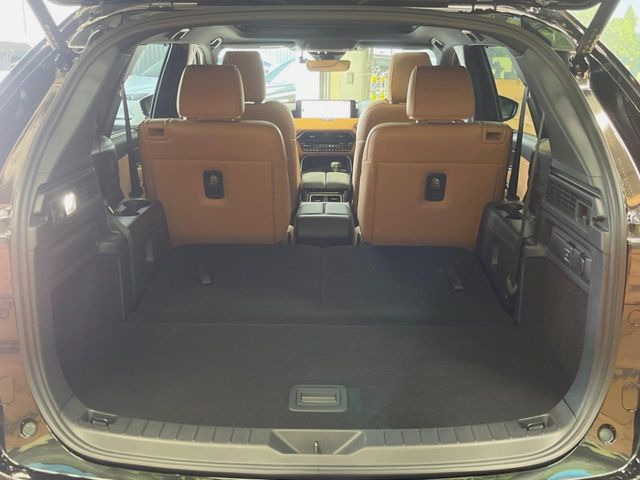 ���i�̂���������ʋ΁A���}���ɏ\���ȉ׎��X�y�[�X���m�ۂ��Ă���܂��B�Z�J���h�V�[�g��|���ƁA�傫�ȉו��̐ύڂ��\�ł���