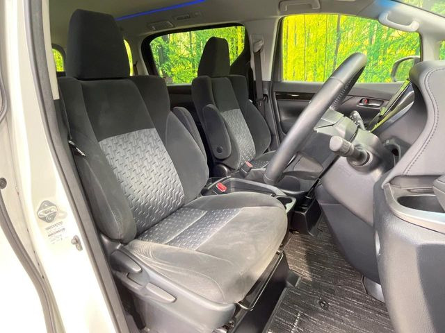 運転席まわりには十分なスペースがあり、大柄な方でもゆったり運転していただける環境です。