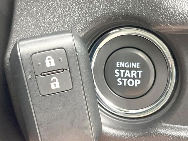 【スマートキー】カバンやポケットに入れたままでもドアの施錠・解錠が可能なスマートキーを装備。エンジンのオン・オフ時もカギを取り出す必要が無いからとっても便利です♪