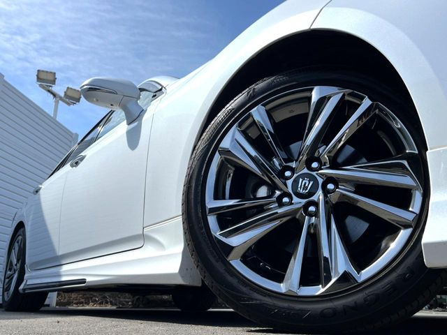 【純正18インチアルミホイール】外観にマッチした純正アルミホイールを装着しております。各種社外アルミホイールや、スタッドレスタイヤも取扱いしております。是非ご相談ください♪