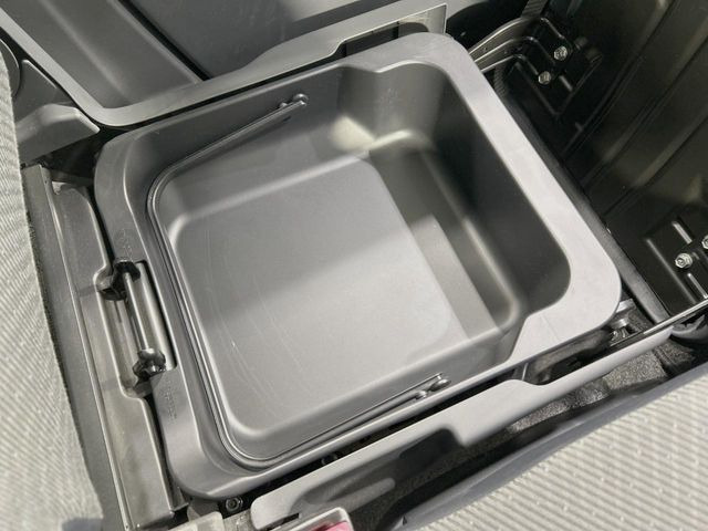 �y�V�[�g�A���_�[�{�b�N�X�z�V�[�g�̉��ɑ�e�ʂ̎��[�X�y�[�X��������Ă���A�C���ԃO�b�Y�ȂǁA�O���猩��ꂽ���Ȃ����̂�����������[�ł��ĕ֗�!